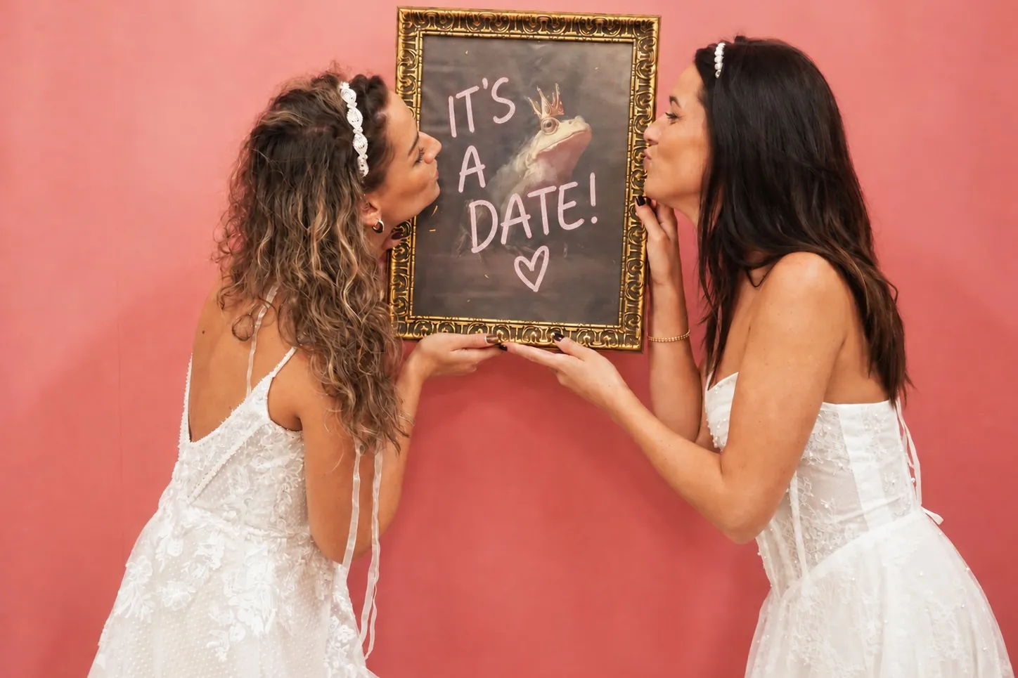 Twee bruiden met een krijtbord met de tekst it's a date